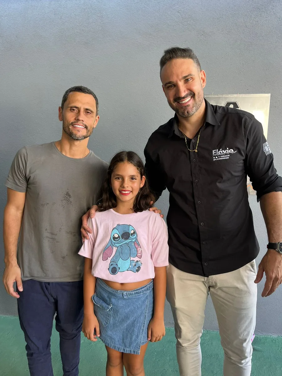 Flávio Marra ao lado de família durante entrega na Escola São Geraldo.