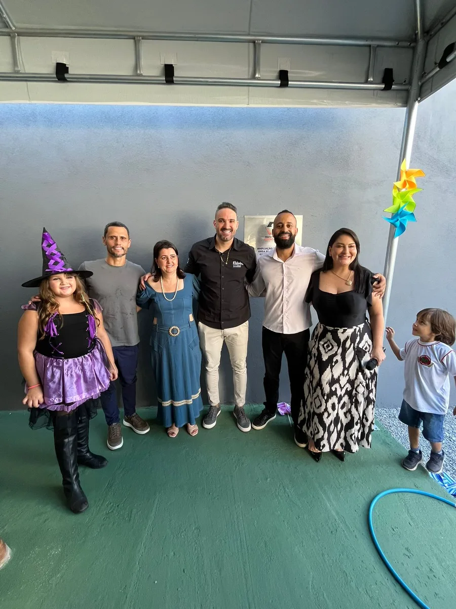 Grupo reunido na Escola São Geraldo durante entrega do parque infantil.