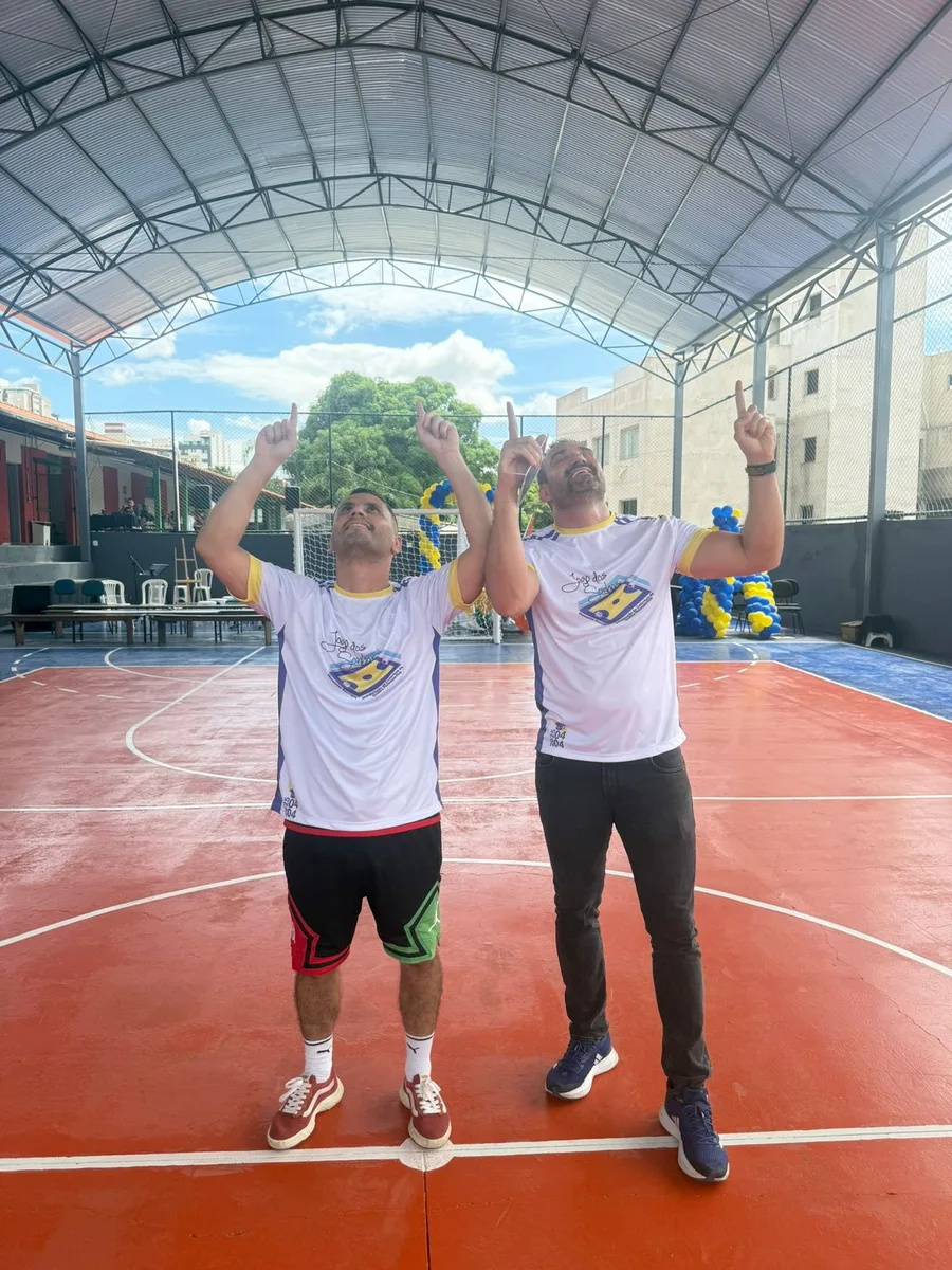 Flávio Marra e liderança escolar em quadra coberta da Escola Monsenhor Domingos.